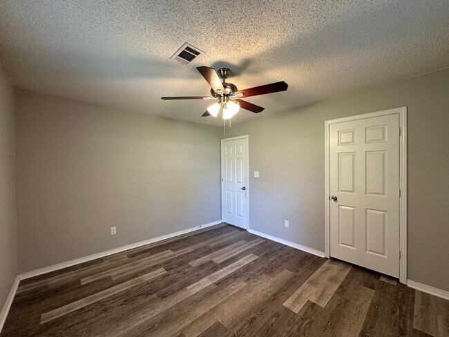 Building Photo - Cozy Elegance: Beautiful 2 Bed, 2.5 Bath H...