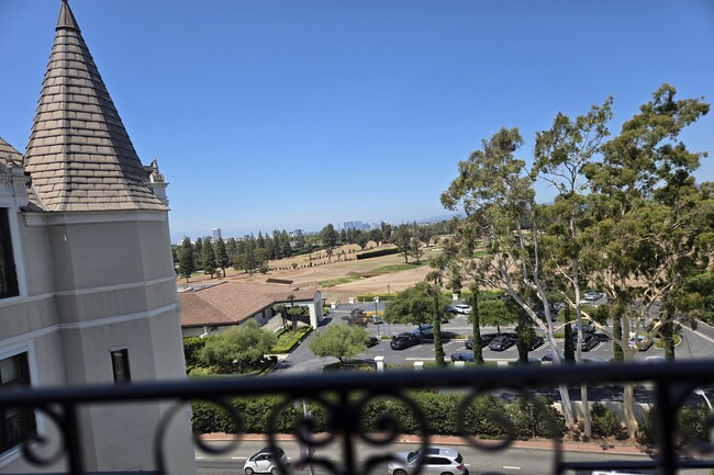 Building Photo - 316 N Rossmore Ave