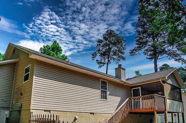 Building Photo - 3 Bedrooms and 2 full baths make the perfect layout for everyone! Call 501-922-9997 to set up a s...