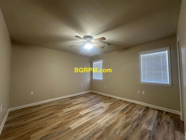 Building Photo - 3 Bed 2 Bath