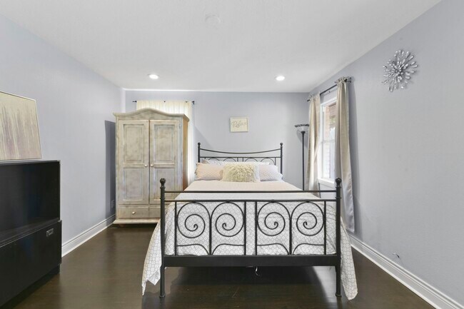 Building Photo - 3123 Deal St