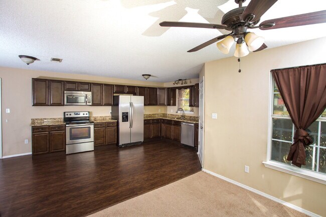 Building Photo - Charming 3-Bedroom Home Near Downtown Pens...