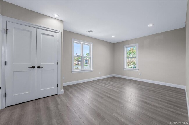 Building Photo - 110 School St