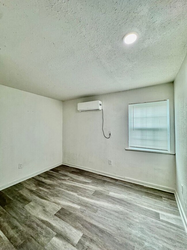 Building Photo - Spacious 4 Bedroom / 3 Bath Home for Rent – Westside Corpus Christi (Section 8 Welcomed)