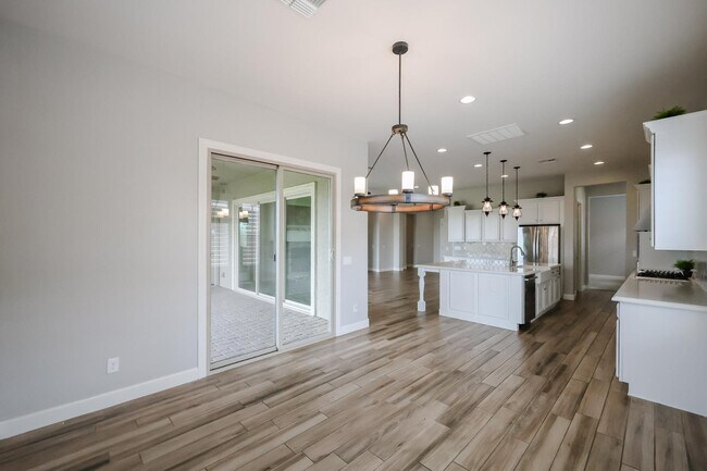 Building Photo - 1424 E Pedro Rd