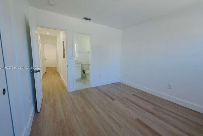 Building Photo - 11316 Peachtree Dr