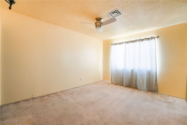 Building Photo - 2102 E Russell Rd