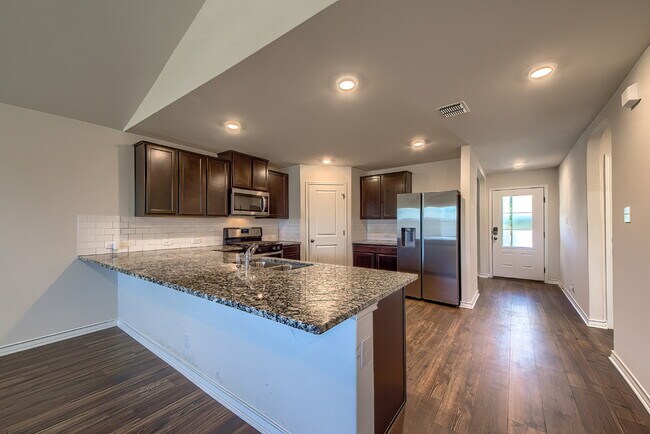 Building Photo - Stunning 4 bedroom offering 50% off the fi...