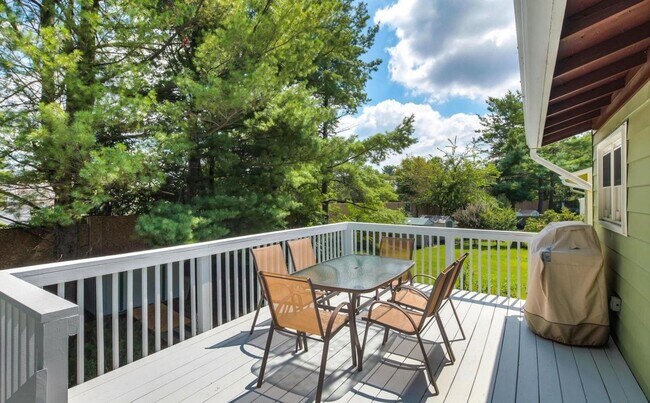 Building Photo - Splendid Split Foyer Home on Cul-de-Sac in...