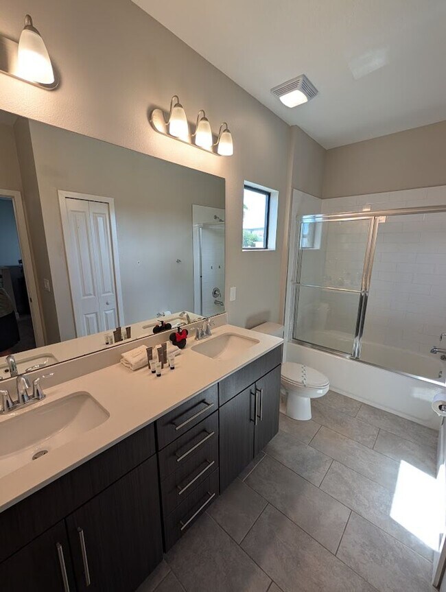 Building Photo - Beautiful Executive 4 Bed 3 Bath Home in Davenport!