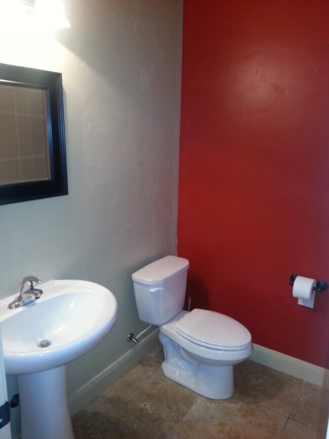 Building Photo - Buena Vista Townhome! Price Reduced!!