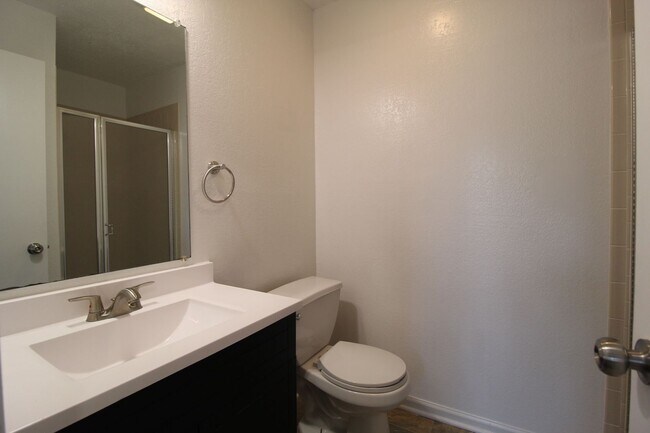 Building Photo - Updated 3 Bedroom 2 Bath Duplex in Olathe