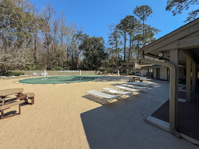 Building Photo - Remodeled Condo Located In Woodlake Villas