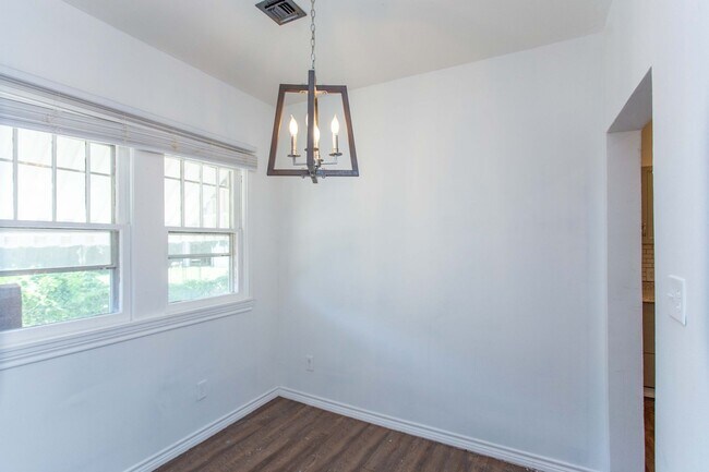 Building Photo - 4 Bedroom Home!!