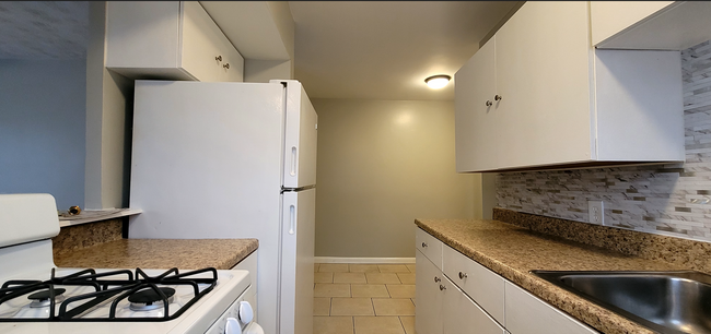 Building Photo - Beautiful studio Apartment Close to Wright...