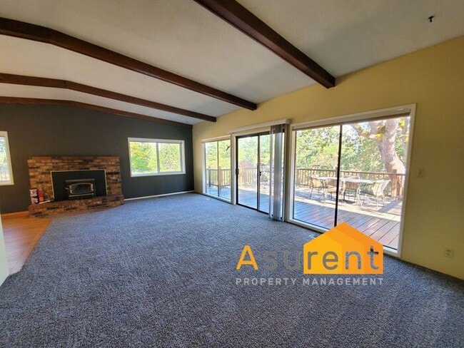 Building Photo - Amazing Property on 1.25 Acres Available in October! 3 Bed/2 Bath Plus Office Space and Shop