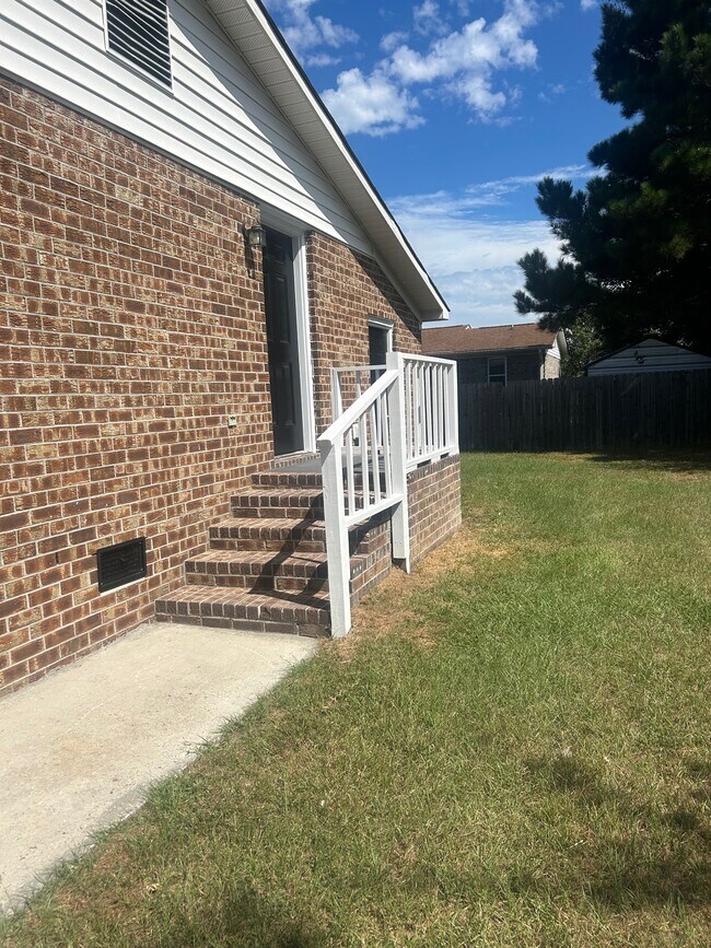 Building Photo - 717 Raintree Ln