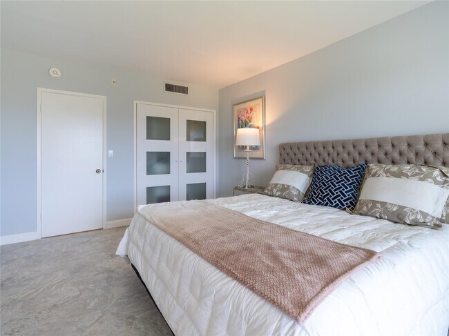 Building Photo - 2850 N Palm Aire Dr