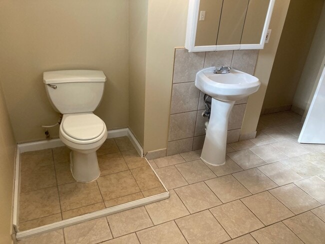 Building Photo - 3 bedroom, 2 FULL Bath Brick Ranch - HW Floors - Finished Bsmt - 1 car garage - Sec. 8 OK