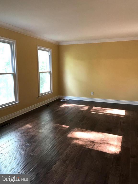 Building Photo - 2021 State Room Dr