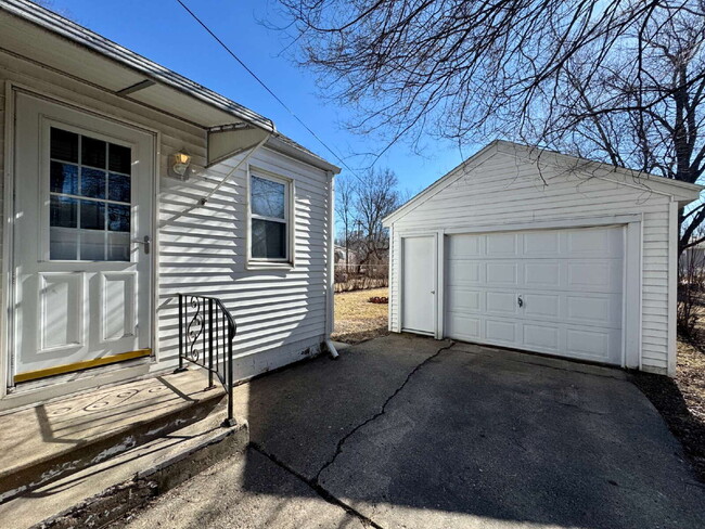 Building Photo - 307 Prairie St