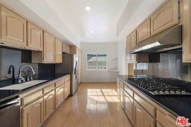 Building Photo - 2025 S Beverly Glen Blvd