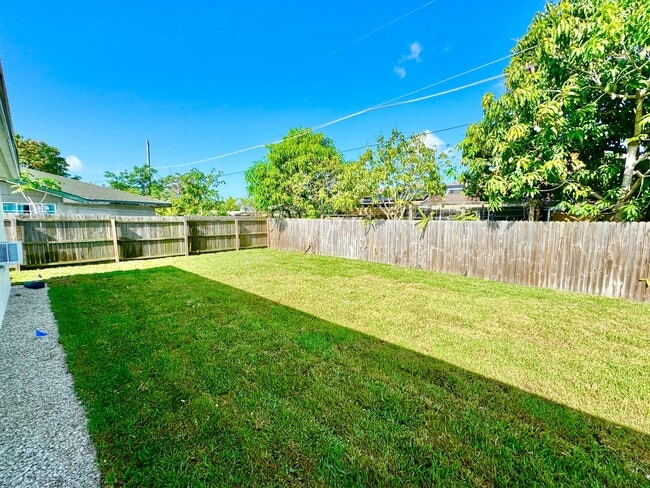 Building Photo - ** CENTRAL NAPLES ** 3 BED + DEN / 2 BATH ** GARAGE - NO HOA! ** ANNUAL RENTAL **