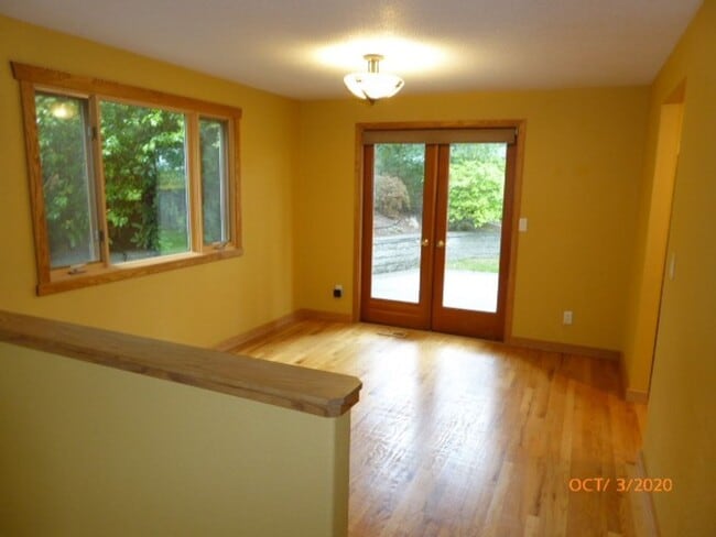 Building Photo - Beautiful 2 Story 3 Bed 2.5 Bath