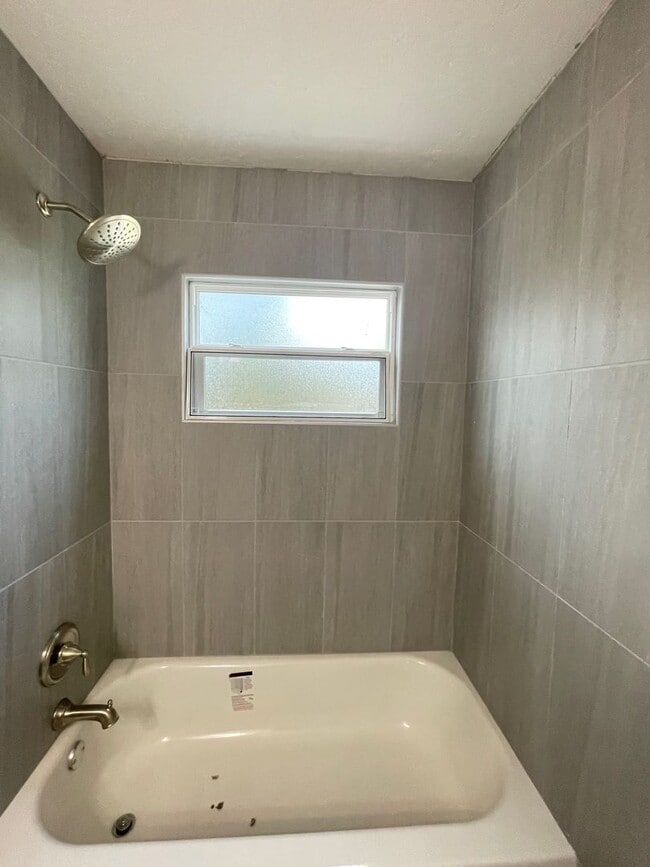 Building Photo - Amazing 4 BR 3 BA Altamonte home with Cons...