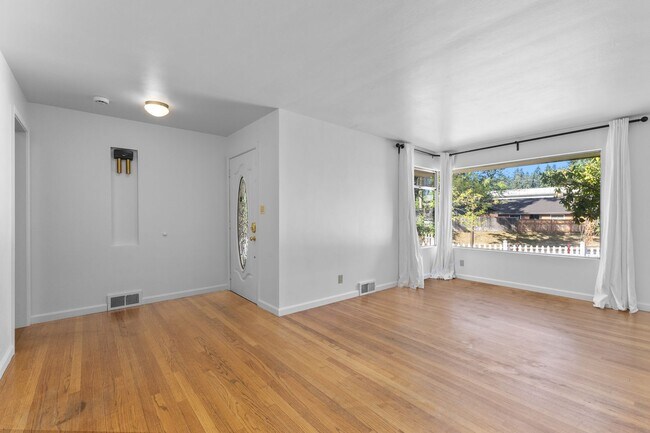 Building Photo - 4bd/2ba Seattle House
