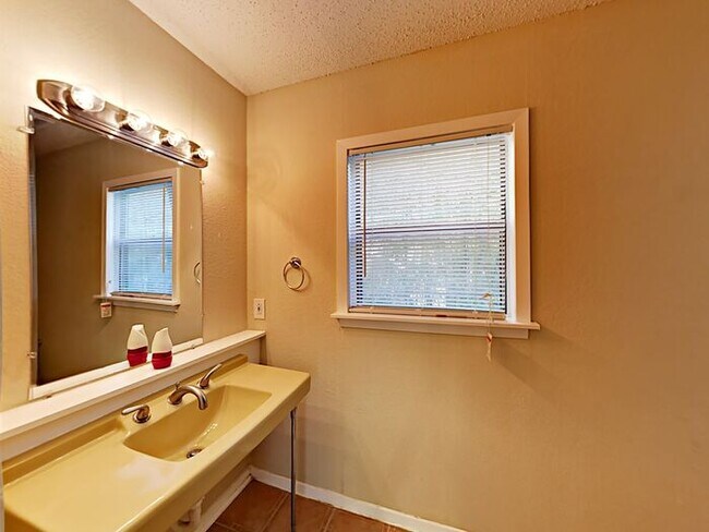 Building Photo - **1st month free with 18 month lease**