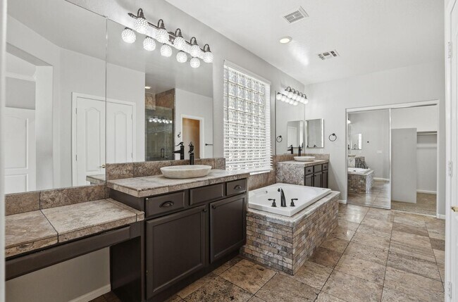 Building Photo - 3565 E Vaughn Ct