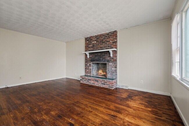 Building Photo - 3337 Houston St