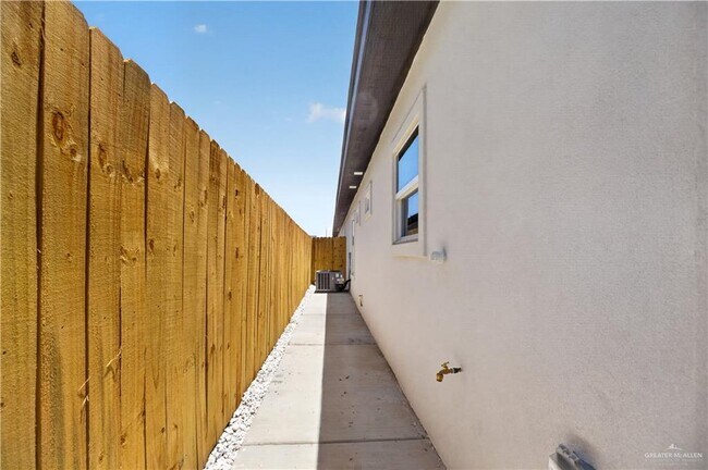 Building Photo - 20 S Woodland Dr