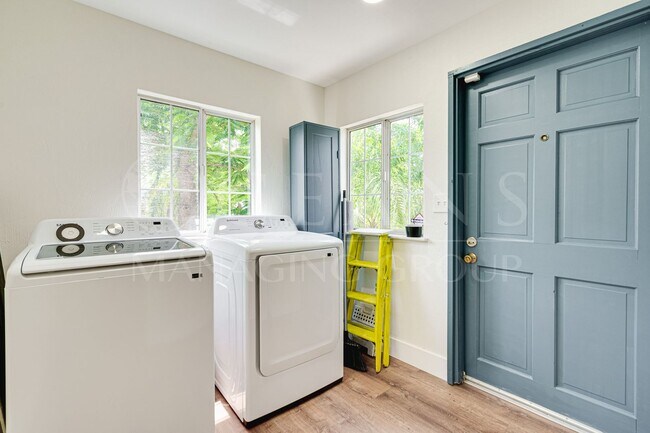 Building Photo - Charming 3 Bedroom, 2 Bathroom Two-Story H...