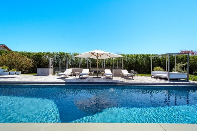 Building Photo - 811 Halsey Ln