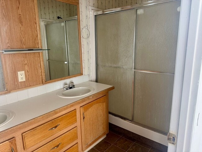 Building Photo - 3 bedroom 2.5 bath home with fenced yard and garage