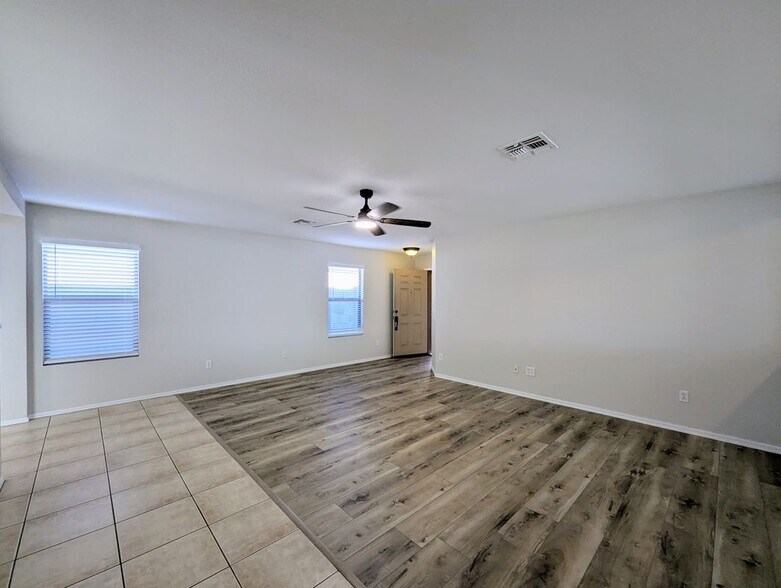 Building Photo - 3008 W Running Deer Trl