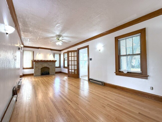 Building Photo - 3-bedroom single family in West Allis - Av...