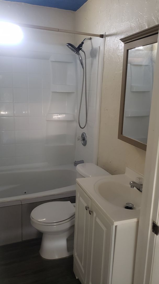Building Photo - Move in Special - Half off fist months rent - 3 bedroom 1 bath