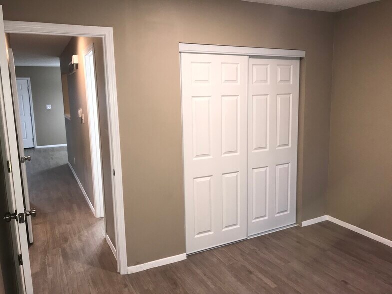 Building Photo - 8325 Grandview Ln