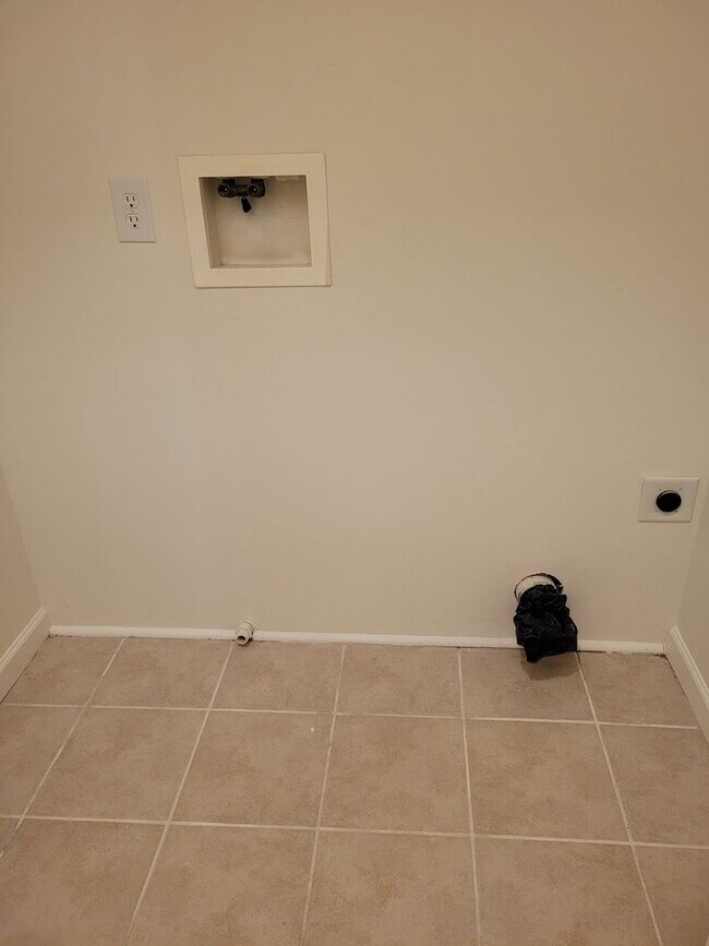 Building Photo - 670 Bassett Dr