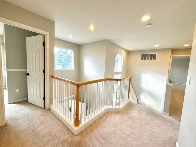 Building Photo - 3 Bd/2.5 Ba Newcastle Home