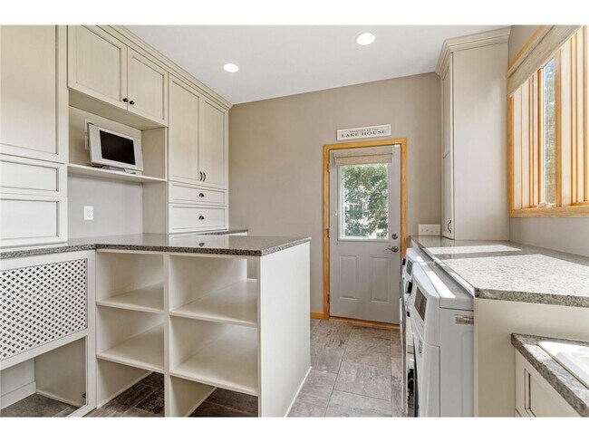 Building Photo - 6210 Deerwood Cir N