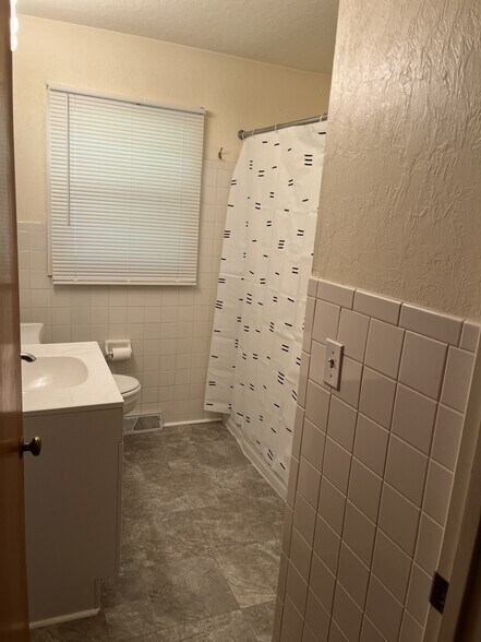 Building Photo - 826 Woodhill Rd