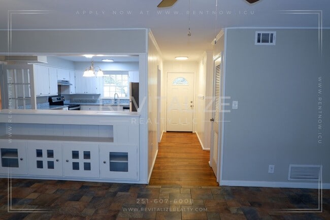 Building Photo - Beautiful 4 Bedroom/2 Bathroom House in Mo...