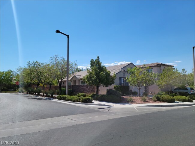 Building Photo - 1965 Digger Pine Dr