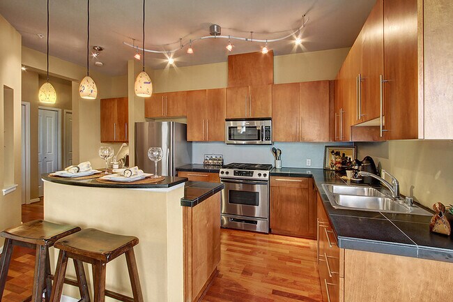 Building Photo - 124 Bellevue Ave E