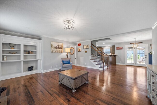 Building Photo - Beautiful Craftsman Style Home Waiting for...