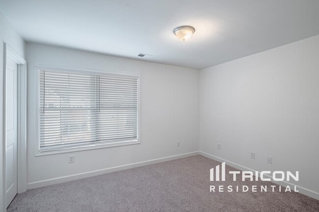 Building Photo - 124 E Rdg Wy